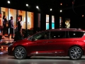 2017 Chrysler Pacifica side view 2