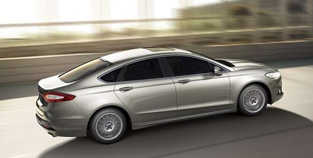 2016 Ford Fusion Hybrid side view 2